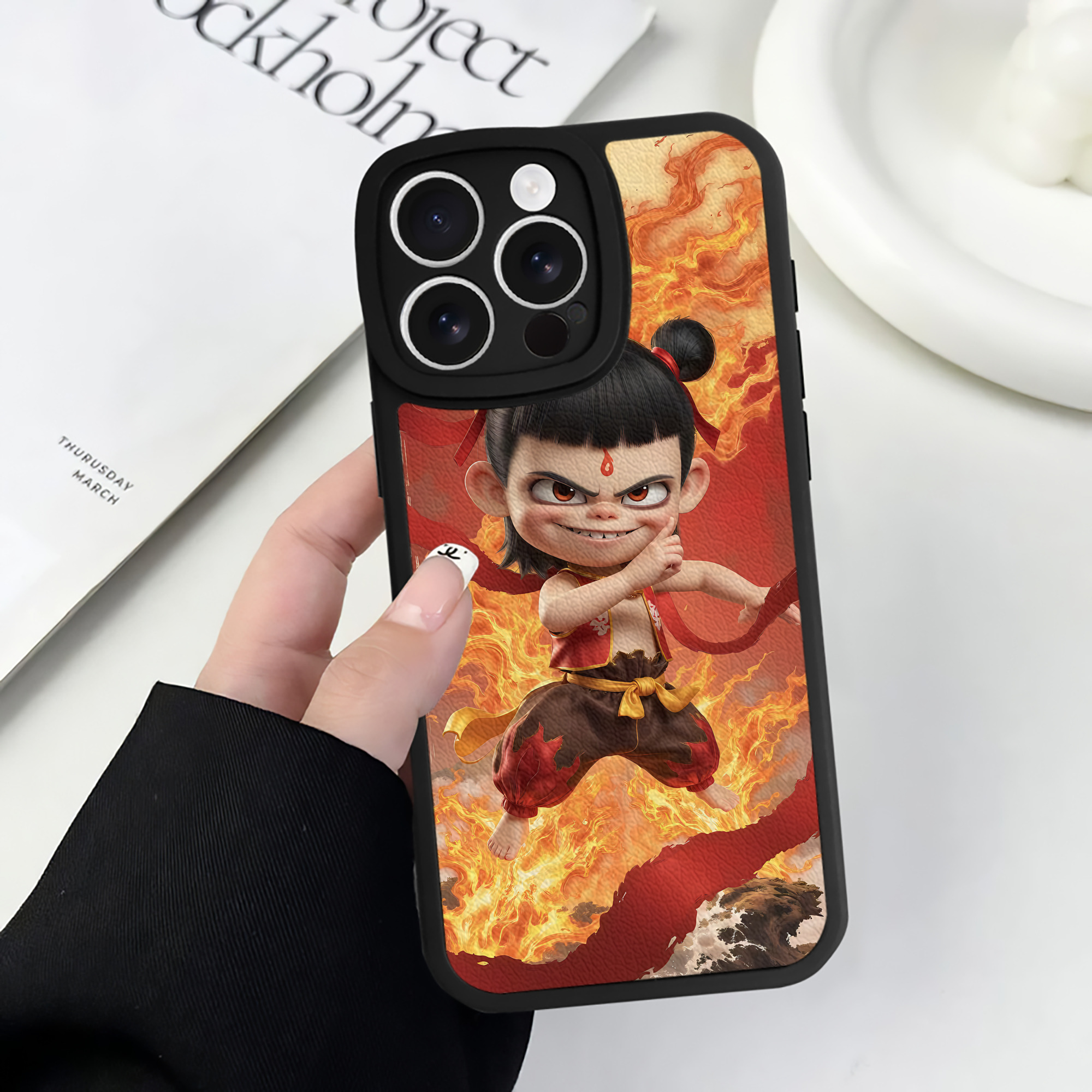 （画像用） Ne Zha 2 ナタ 魔童の大暴れ 【iPhone 16シリーズ対応】シリコンスマホケース（レザー調） 材質：シリコン